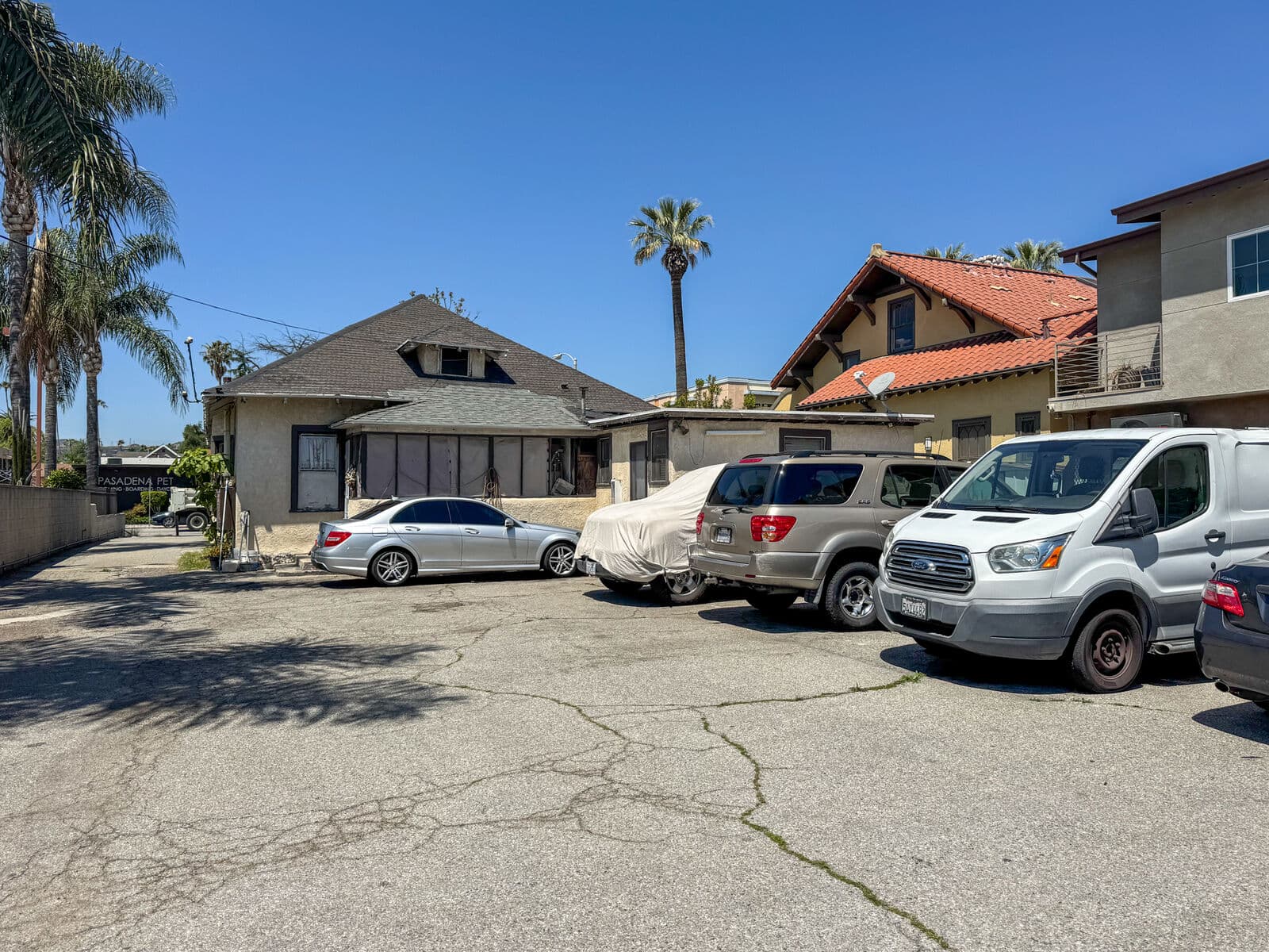 Building at 826 N Fair Oaks Ave